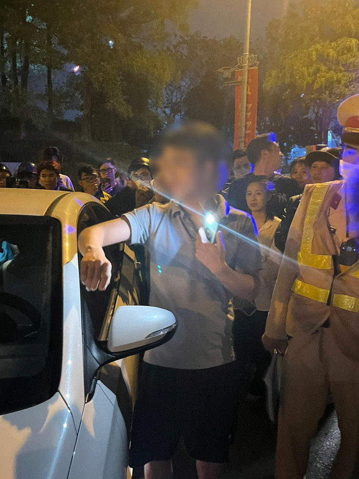 Nam tài xế không chịu thổi nồng độ cồn, cãi luật đòi xem chuyên đề của cảnh sát 141.