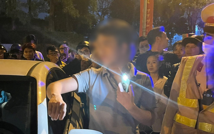 Thanh niên không thổi nồng độ cồn, cãi luật đòi xem chuyên đề của cảnh sát 141 và cái kết bất ngờ Ảnh 2