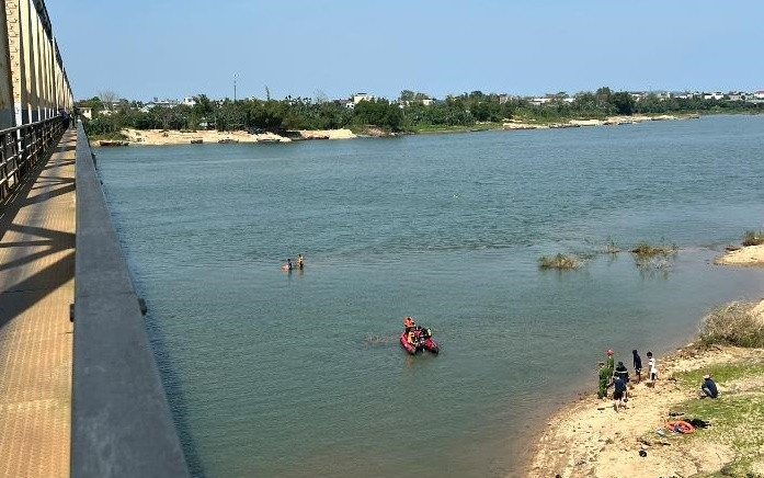 Để lại xe máy và điện thoại trên cầu, người phụ nữ trẻ tuổi gây ra vụ việc đau lòng Ảnh 2
