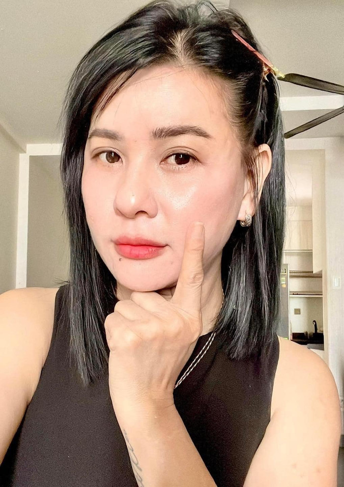 Trên trang cá nhân, Cát Phượng thường xuyên đăng tải những khoảnh khắc đời thường và khá thoải mái trong việc khoe cận mặt mộc tới đông đảo khán giả