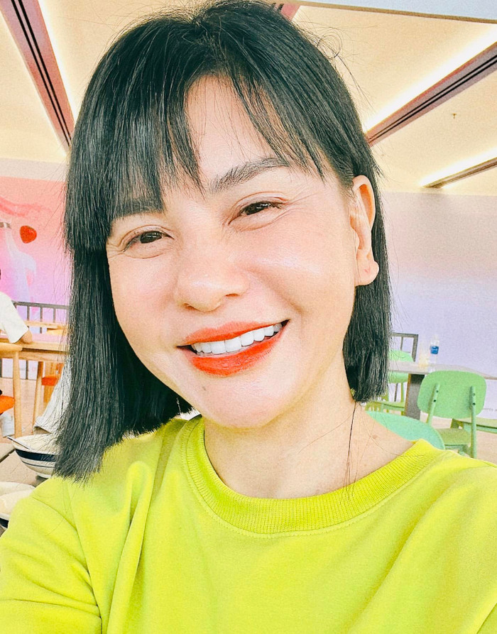 Ngoài ra Cát Phượng từng thẳng thắn cho biết vì bản thân dán mí chưa đẹp nên phần mắt mới kém tự nhiên chứ cô không hề cắt mí mắt