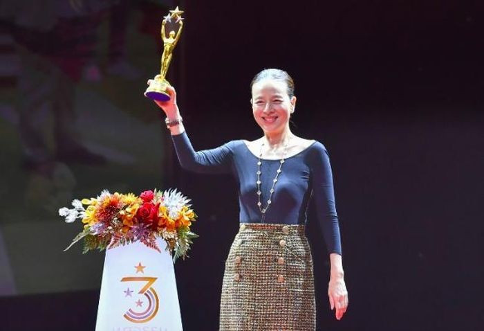 Madam Pang thắng giải Người quản lý thể thao giỏi nhất của thập kỷ. 