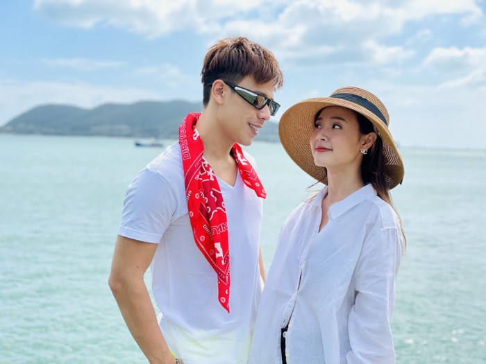 Midu - Trần Anh Huy tình tứ khi kề cạnh nhau.