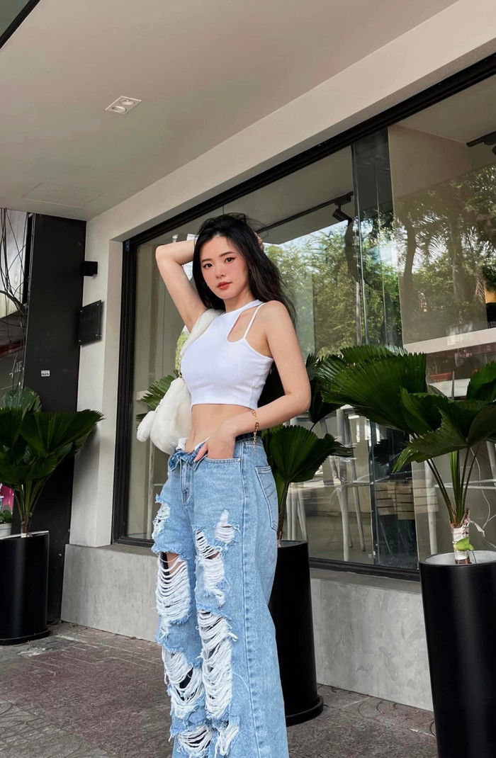 Midu 'lên đồ' xuống phố khiến dân tình 'mắt tròn mắt dẹt' ngắm nhìn.