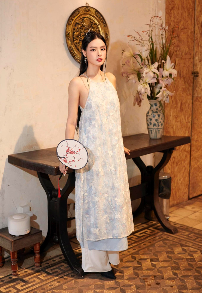 Midu thả dáng thướt tha trong trang phục ngày Tết.