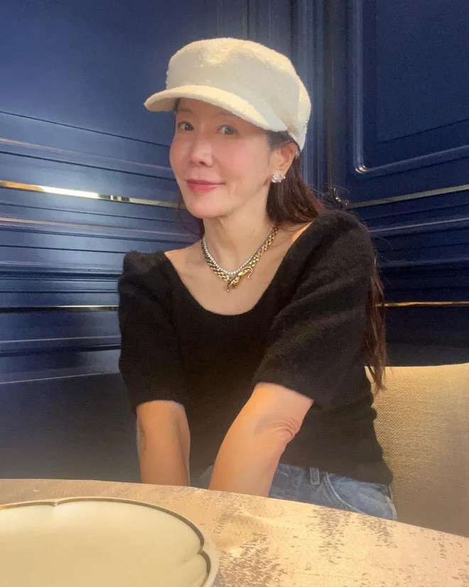 Cô được nhận xét già hơn tuổi, da mặt nhăn nheo. 