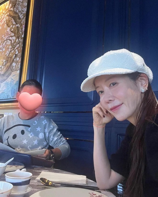 Kim Jung Eun để lộ nhiều nếp nhăn, mặt cô cũng căng cứng, thiếu tự nhiên. 