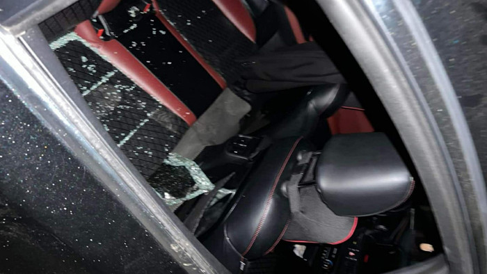 Một ô tô bị đập vỡ kính để lấy trộm tài sản