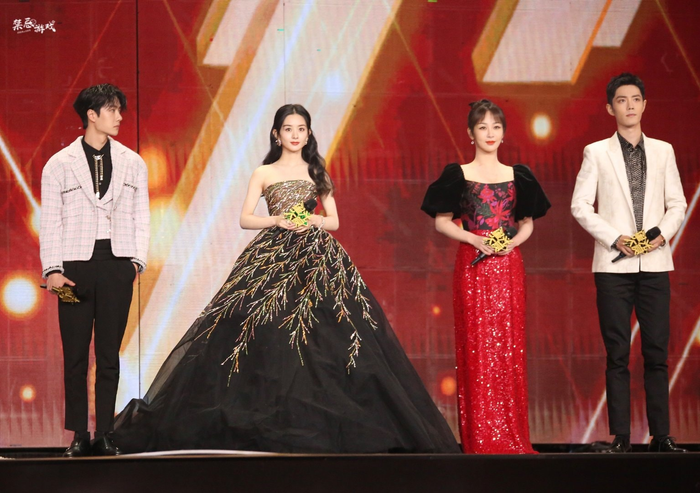 Triệu Lệ Dĩnh đứng ở trung tâm của bức ảnh, thành công “vượt mặt” cả Dương Mịch. 