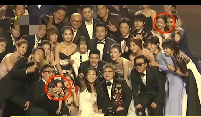 Triệu Lệ Dĩnh chỉ đứng ở phía ngoài, trong khi Dương Mịch và Angelababy được đứng cạnh loạt tiền bối gạo cội tên tuổi trong nghề. 