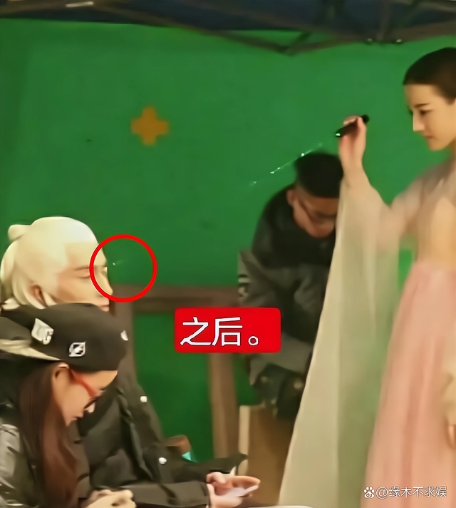 Địch Lệ Nhiệt Ba dùng tia laze chiếu vào mắt của Cao Vỹ Quang khiến nam diễn viên  phải nhắm mắt vì khó chịu. 