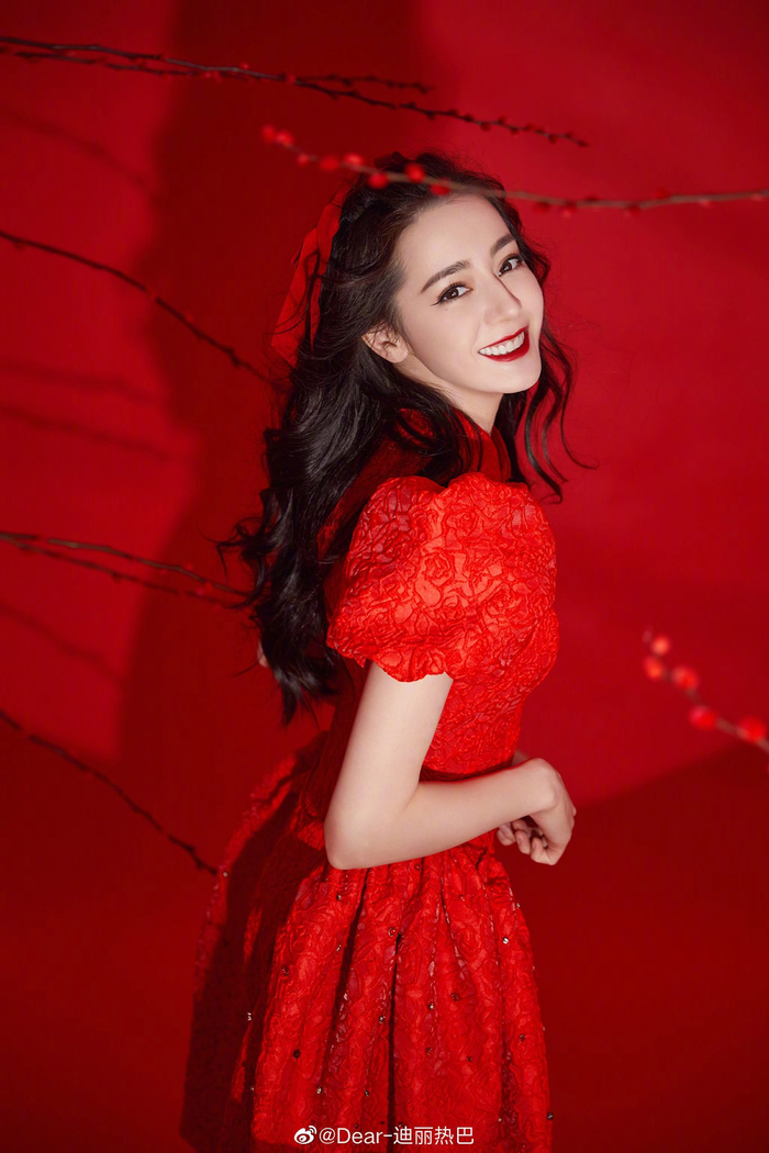 Người hâm mộ bênh vực rằng mỹ nhân Tân Cương vốn có tính cách hài hước chứ không phải xấu tính, bất lịch sự. 