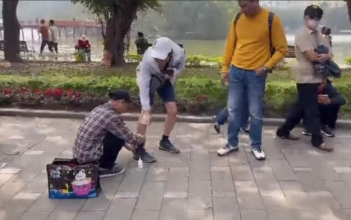 Phạt người đi giày cố tình đeo bám, chèo kéo khách du lịch nước ngoài đánh giày Ảnh 2
