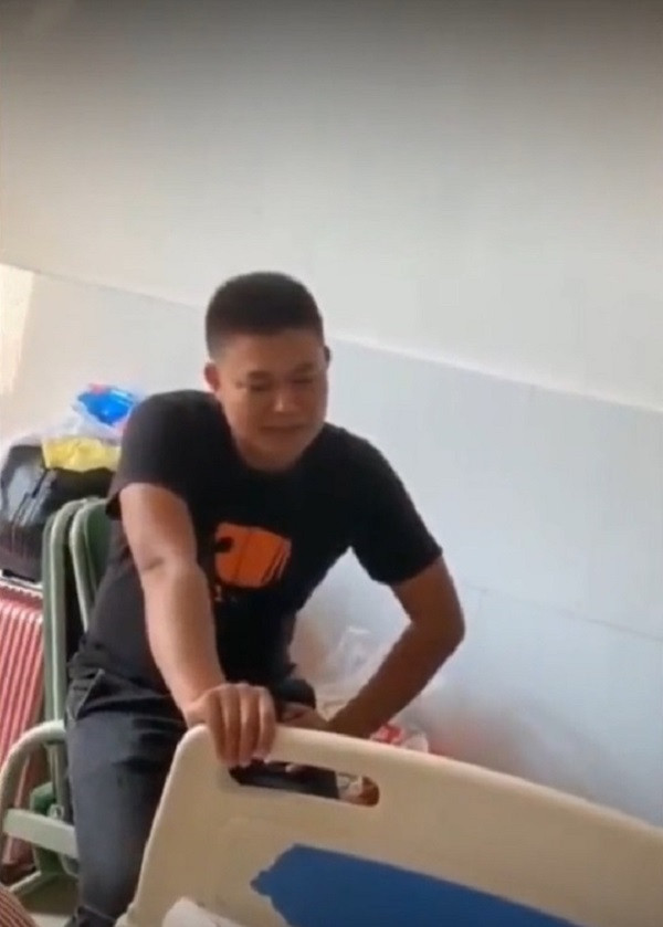 Mẹ U60 sinh thêm con, anh trai 30 tuổi có thái độ bất ngờ khi thấy em bé Ảnh 2