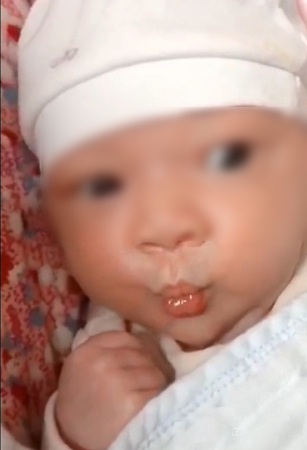 Mẹ U60 sinh thêm con, anh trai 30 tuổi có thái độ bất ngờ khi thấy em bé Ảnh 3