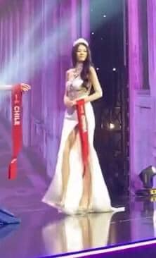 Cô nàng đang cố tình 'tạo nét' hay không hiểu luật của các đấu trường nhan sắc. 