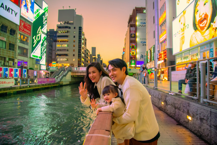 Winnie vô cùng vui vẻ khi được bố mẹ dẫn đi ngắm nhiều địa điểm đẹp ở Nhật Bản