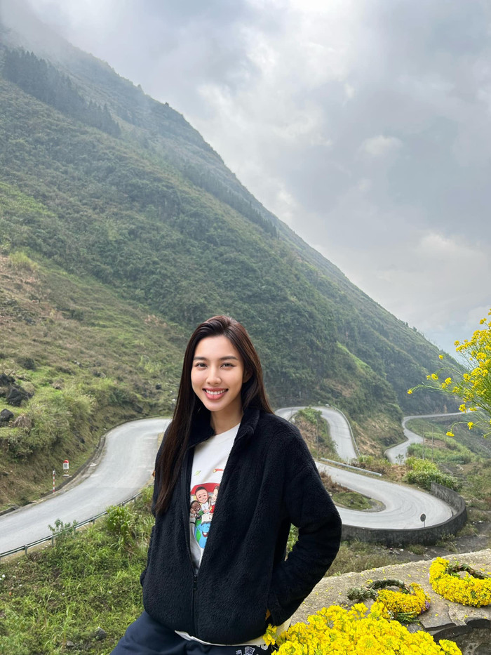 Thùy Tiên đi khắp mọi miền tổ quốc để giúp đỡ các trẻ em, người già có hoàn cảnh khó khăn.