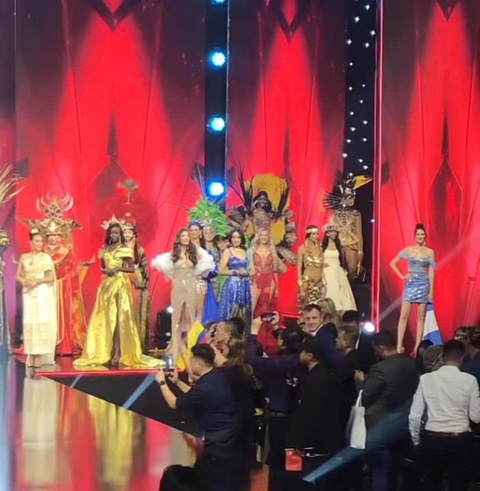 Một vài thí sinh 'sượng trân' trên sân khấu khi không có trang phục dân tộc.