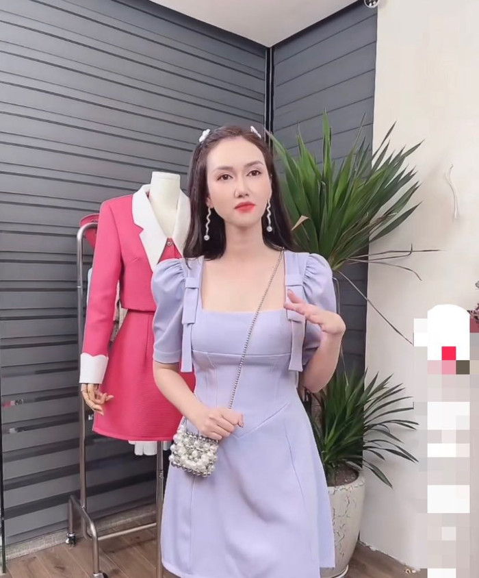 Hương Giang khá chăm chỉ livestream bán hàng ở các nền tảng mạng xã hội