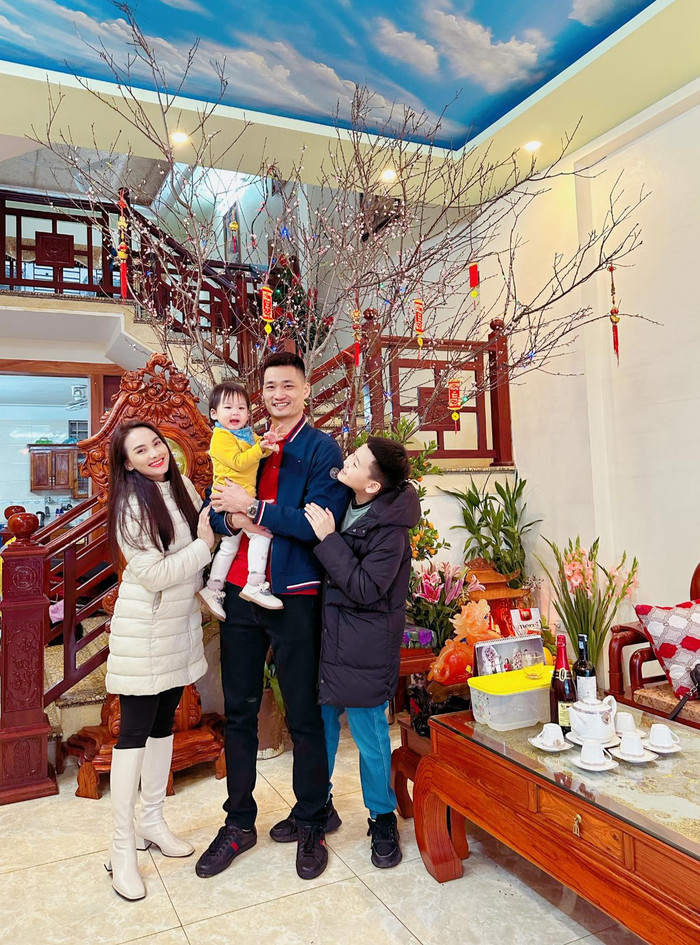 Bảo Thanh bên cạnh chồng và các con trong dịp Tết Nguyên Đán vừa qua