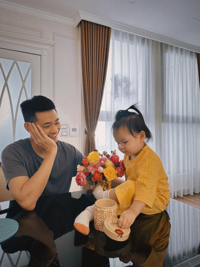 Dựa vào những gì Bảo Thanh chia sẻ, một số khán giả ngầm đoán món quà cô nàng tặng chồng chính là cô con gái út