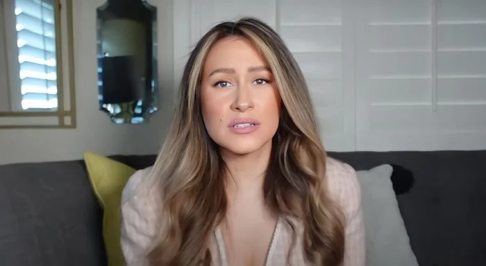 'Nói một chút về động tác tay của Ngọc Châu vì có một số người bình luận về nó tượng trưng như hoa sen. Khá thú vị, tôi thích vì cô ấy đã tạo một điểm nhấn cho phần trình diễn', một Youtuber nổi tiếng trong giới hoa hậu đã bình luận về Lotus Walk của Ngọc Châu trước đó. 