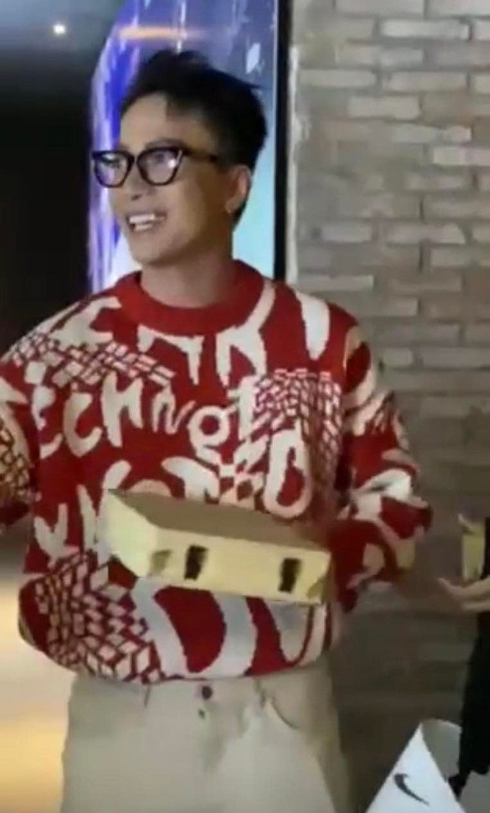 Sau khi thấy Hari Won, nam ca sĩ vô cùng vui và cầm trên tay hộp socola đưa cho đàn chị