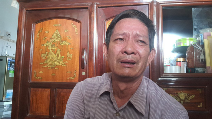 Ông Lâm trước nỗi đau quá lớn khi cùng lúc mất đi cả vợ và con gái.  (Ảnh: Tuổi Trẻ Online) 