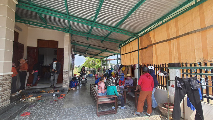 Người thân và hàng xóm đến nhà chung tay lo tang lễ cho bà Xã và Lan Anh. (Ảnh: Tuổi Trẻ Online) 