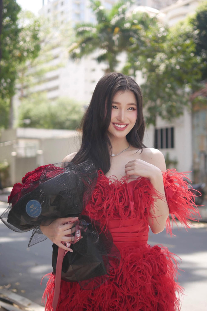 Nhân dịp ngày lễ tình yêu, nàng hậu xứ Thanh khoe loạt ảnh ngọt ngào trong bộ trang phục màu đỏ tua rua. Kiểu dáng của chiếc đầm càng giúp cô trông ngọt ngào cute cây phô mai que. 