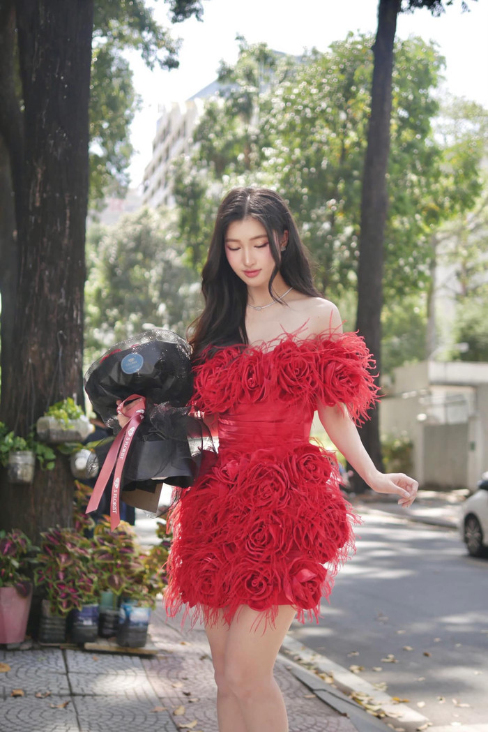 Không chỉ vậy, bó hoa hồng cô cầm trong ngày lễ tình yêu càng khiến mọi người nháo nhào chắc là của nửa kia tặng cho Phương Nhi. Fan dành tặng cho cô những mỹ từ như: 'em út quốc dân', 'nhan sắc trong veo như thiên thần'.