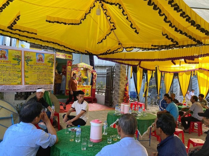 Không khí tang thương bao trùm ai ai cũng xót thương cho nạn nhân trong vụ tai nạn. (Ảnh: Phụ nữ VN).