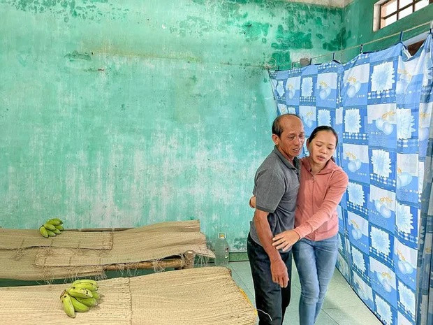 Người cha khóc nghẹn đau đớn khi liền một lúc mất đi 2 người thân.