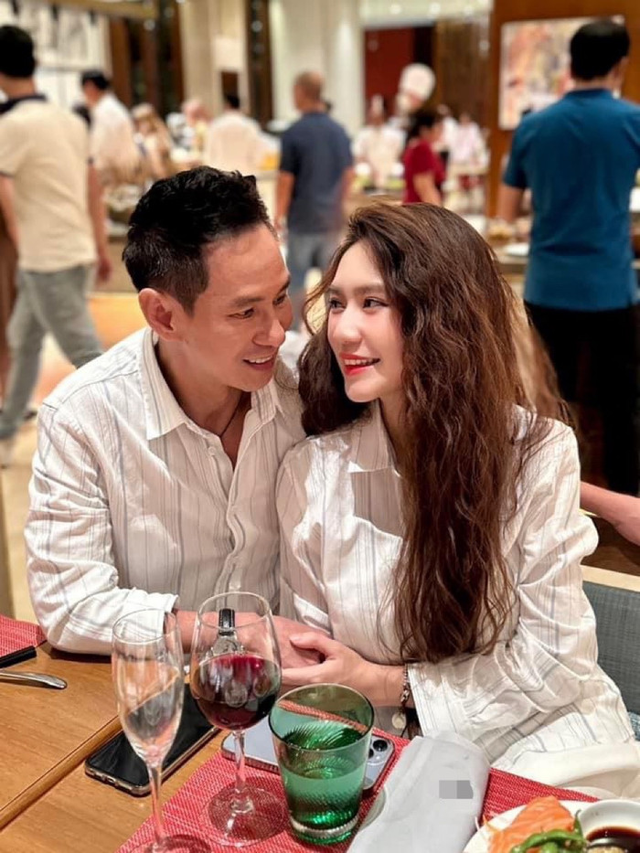 Cả hai không ngần ngại trao đối phương ánh mắt tình tứ cùng cử chỉ thân mật ở chốn đông người