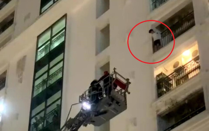Đêm Valentine, thanh niên được phát hiện đang cheo leo ở ngoài ban công tầng 8 và cái kết thót tim Ảnh 2