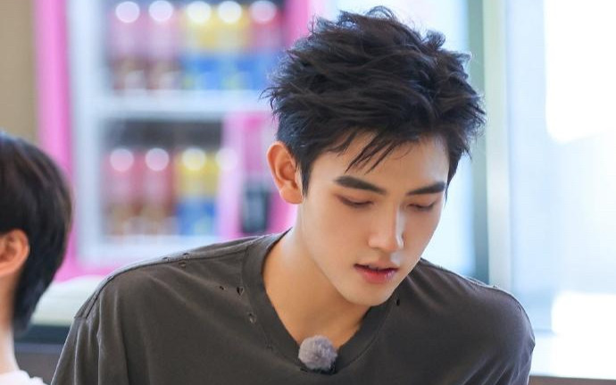 Lộ ảnh hút thuốc năm 16 tuổi của Trần Phi Vũ, hình ảnh 'Thái tử Cbiz' chính thức sụp đổ Ảnh 2