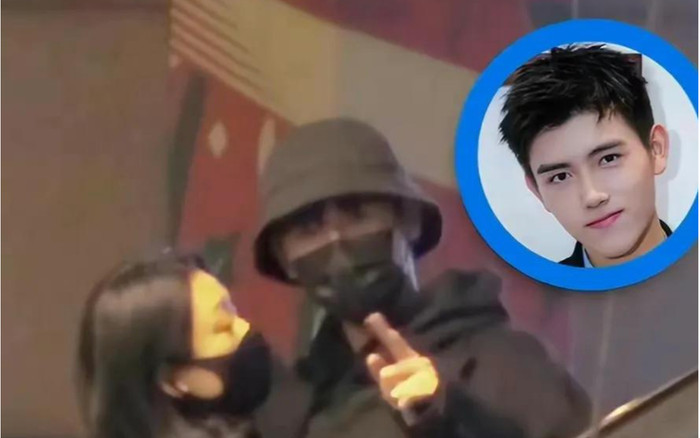Trần Phi Vũ ôm chặt mẹ ruột khi xuất hiện giữa ồn ào, chỉ thẳng mặt paparazzi vì bị chụp ảnh Ảnh 2