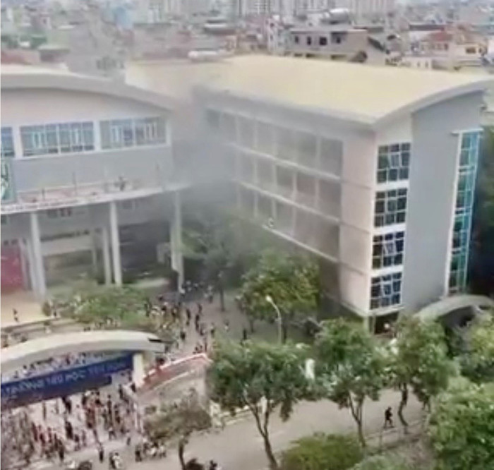 Khói bao trùm tòa nhà trong trường học