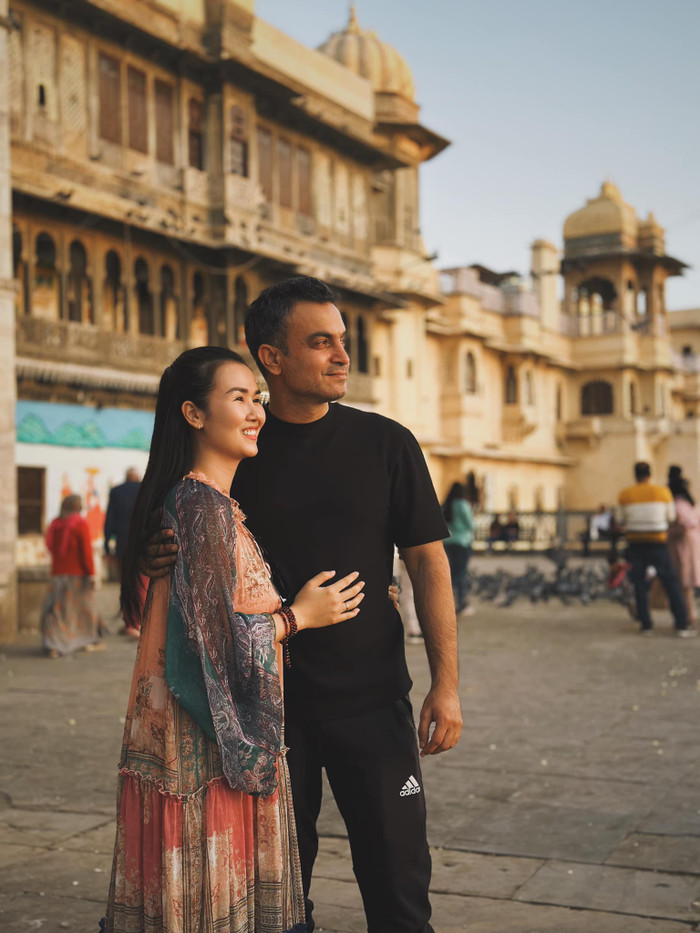 Cả hai đều thể hiện sự hạnh phúc, ngọt ngào và dành những cử chỉ thân mật tới đối phương