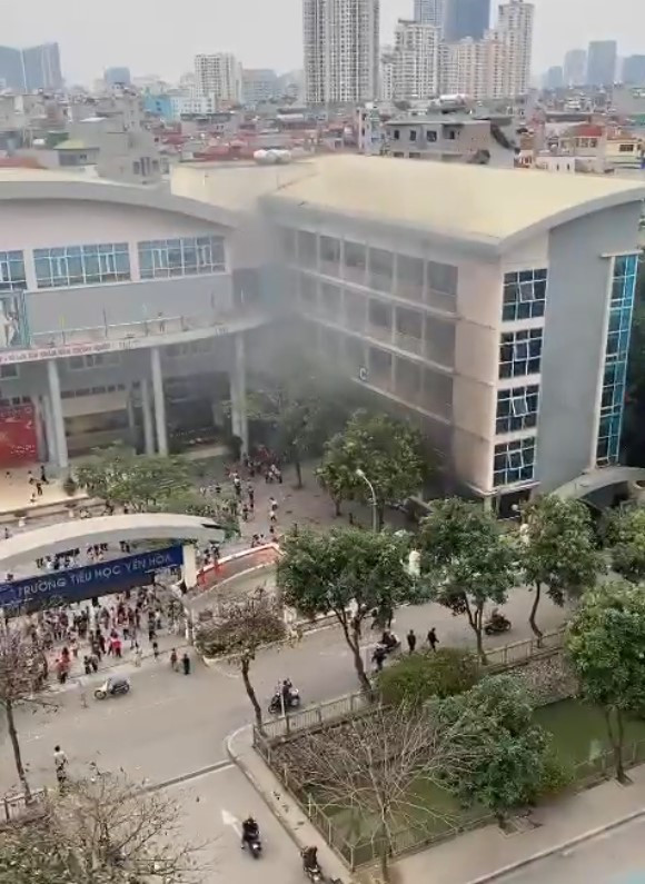 Vụ hỏa hoạn khiến các em học sinh la hét, hoảng sợ bỏ chạy tán loạn. (Ảnh cắt từ clip).