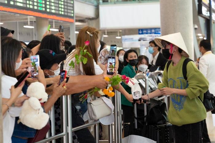 Nam ca sĩ mang đặc sản Việt Nam tặng fan Thái Lan khiến ai cũng xuýt xoa vì ý nghĩa Ảnh 5