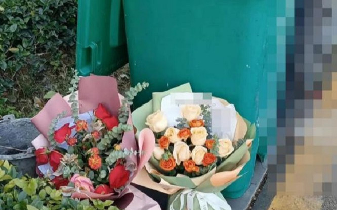 'Số phận hẩm hiu' của những bó hoa hậu Valentine: Đẹp đến mấy cũng nằm trong thùng rác mà thôi! Ảnh 2