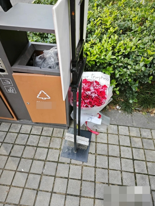 'Số phận hẩm hiu' của những bó hoa hậu Valentine: Đẹp đến mấy cũng nằm trong thùng rác mà thôi! Ảnh 1