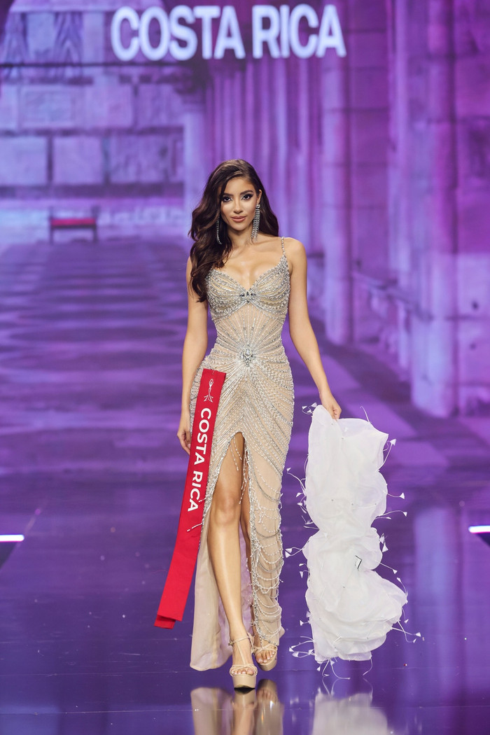 Một tuyệt phẩm về váy đẹp miễn chê. Bộ váy này không chỉ tôn lên đường cong mỹ miều của đại diện đến từ Costa Rica mà còn được đánh giá là hợp với xu hướng thời trang hiện nay. 