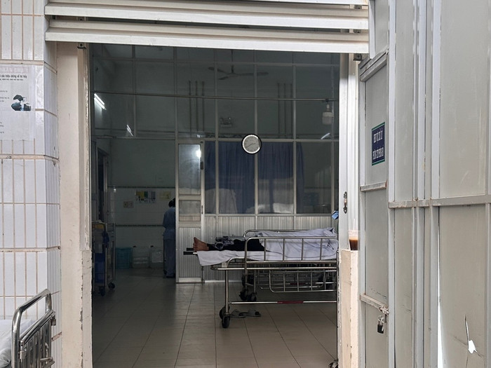Sau khi được cứu sống, nạn nhân được đưa đến bệnh viện cấp cứu. Ảnh: Người đưa tin