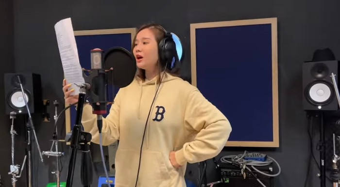 Huyền Lizzie ăn vận đơn giản, không trang điểm quá cầu kỳ khi đi thu âm