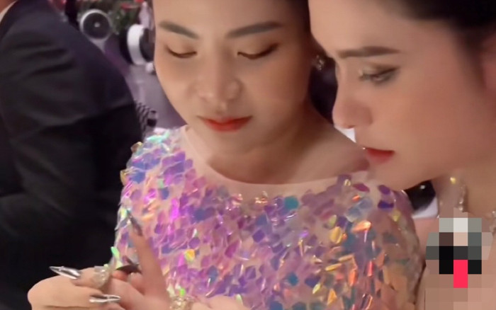 Đoàn Di Băng công khai so kè nhẫn kim cương với một nữ đại gia ở chốn đông người Ảnh 2