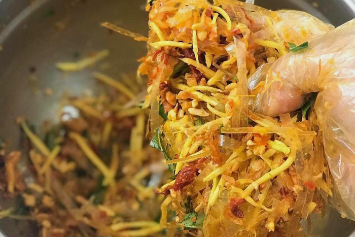 Bánh tráng trộn – Đặc sản đồ ăn vặt đi vào huyền thoại đất Sài Gòn Ảnh 1