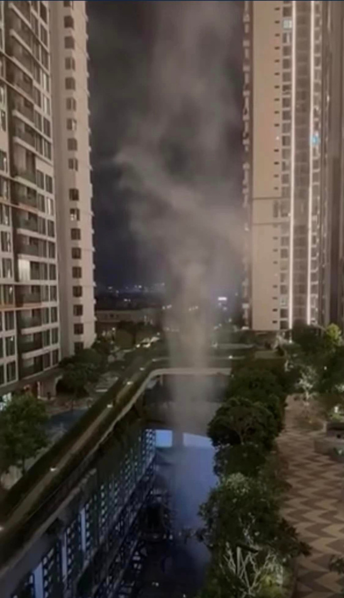 Làn khói nghi ngút bốc lên từ xe ô tô Duy Mạnh